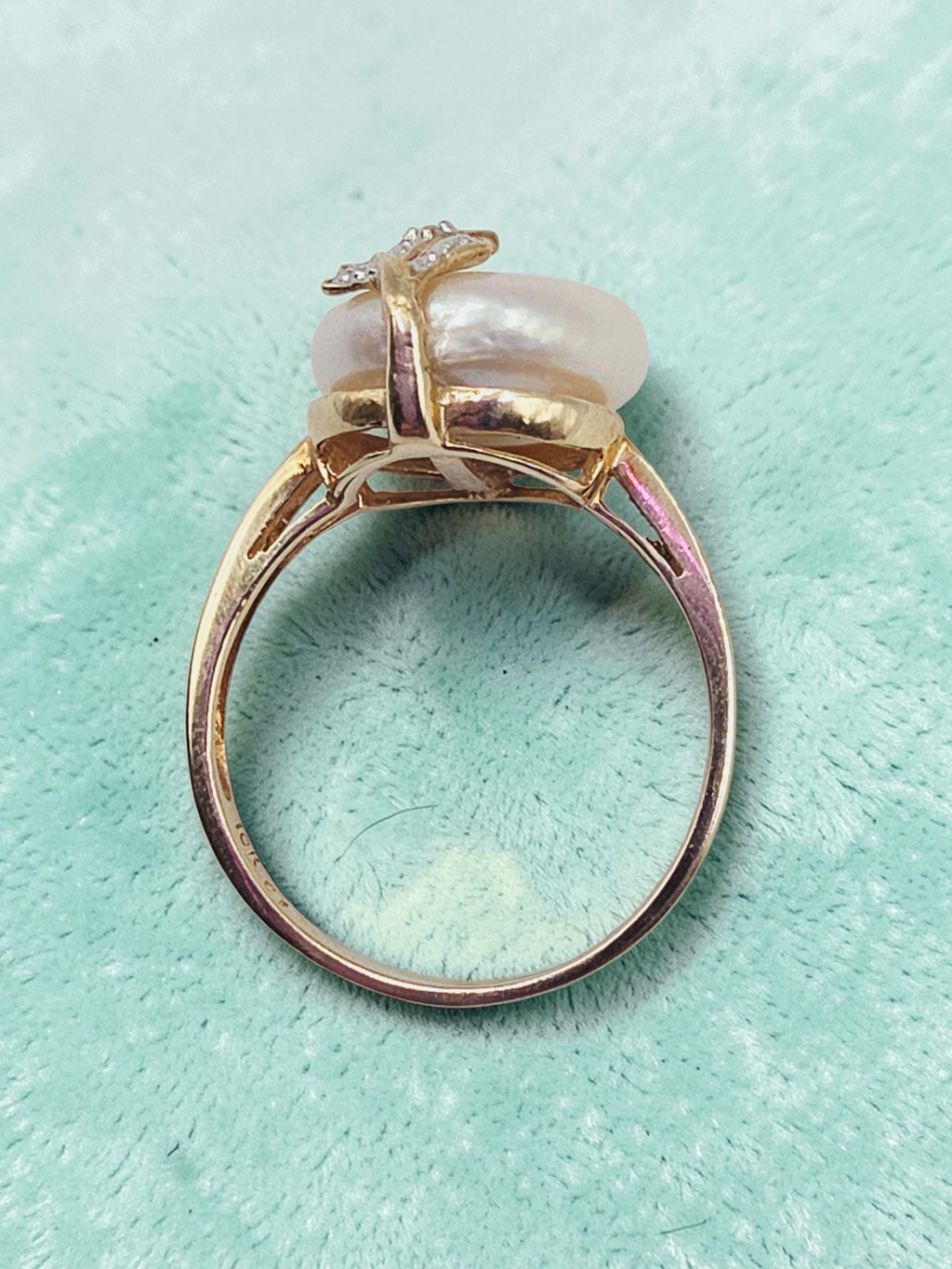 Solid 10K Yellow Gold Ring with Mother of Pearl & Diamond Accents - Size 6.75