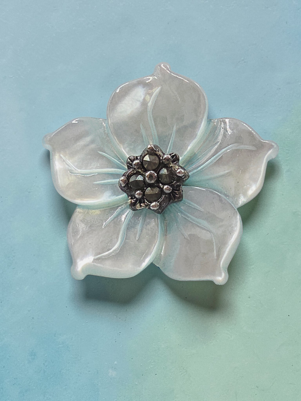 Lee Sands 925 Sterling Silver Mother of Pearl & Marcasite Flower  Ring - Size 5