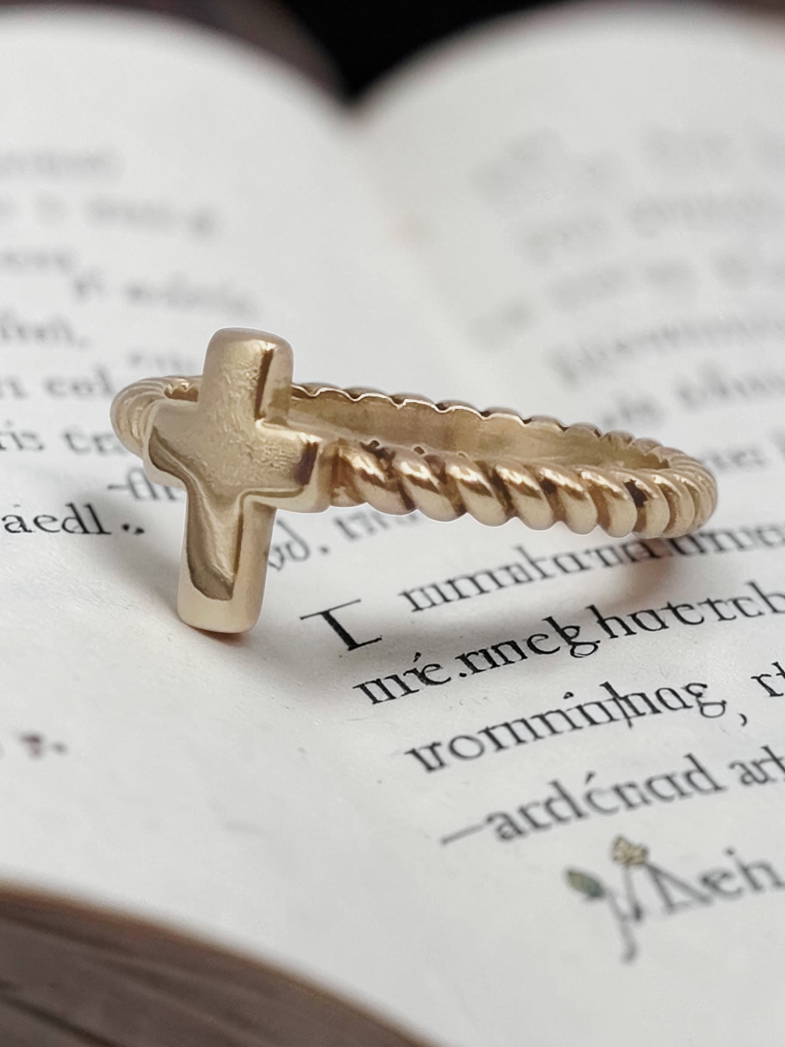 RETIRED James Avery Solid 14K Yellow Gold Cross Ring with Twisted Band – Size 6