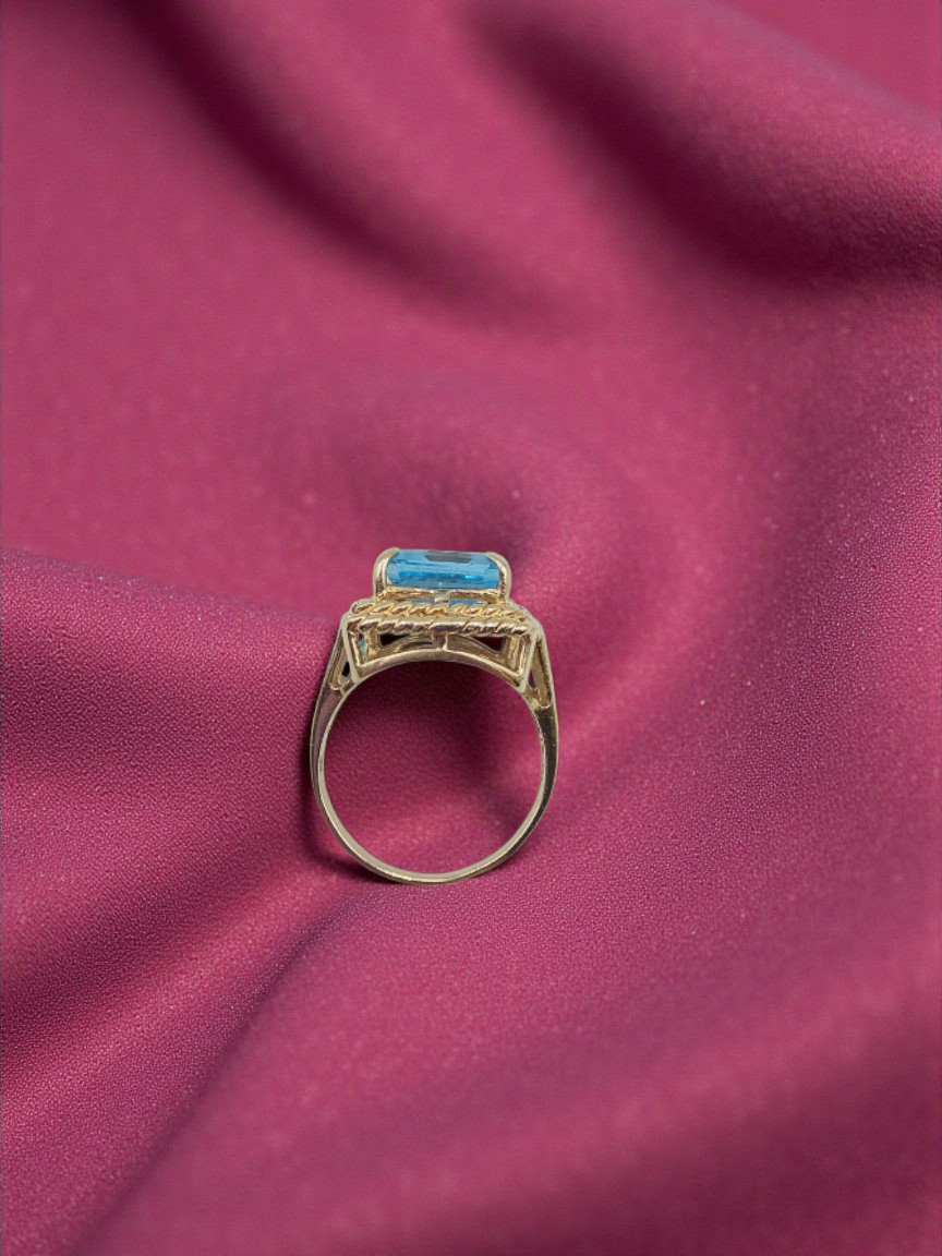 Solid 10K Yellow Gold Ring with Blue Topaz – Size 7