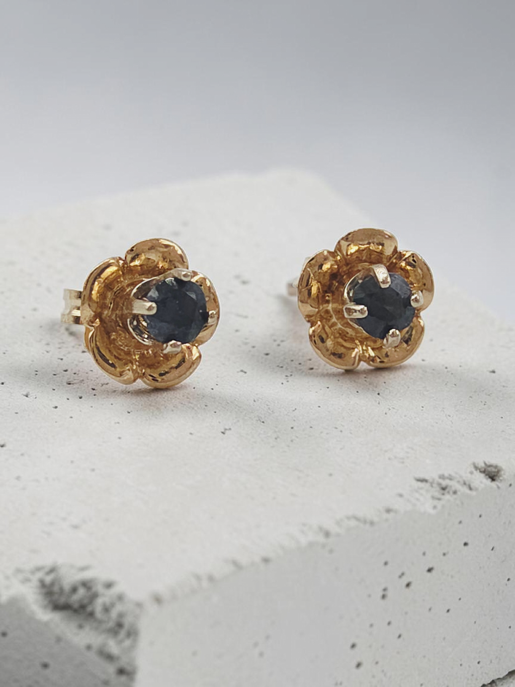 Vintage Solid 14K Yellow Gold Blue Spinel Floral Stud Earrings