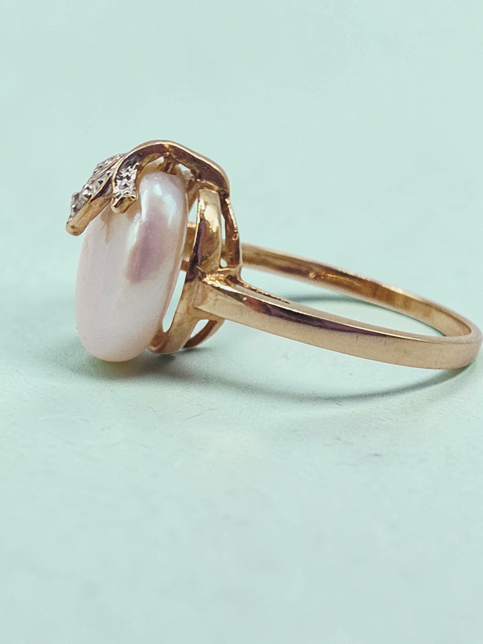 Solid 10K Yellow Gold Ring with Mother of Pearl & Diamond Accents - Size 6.75