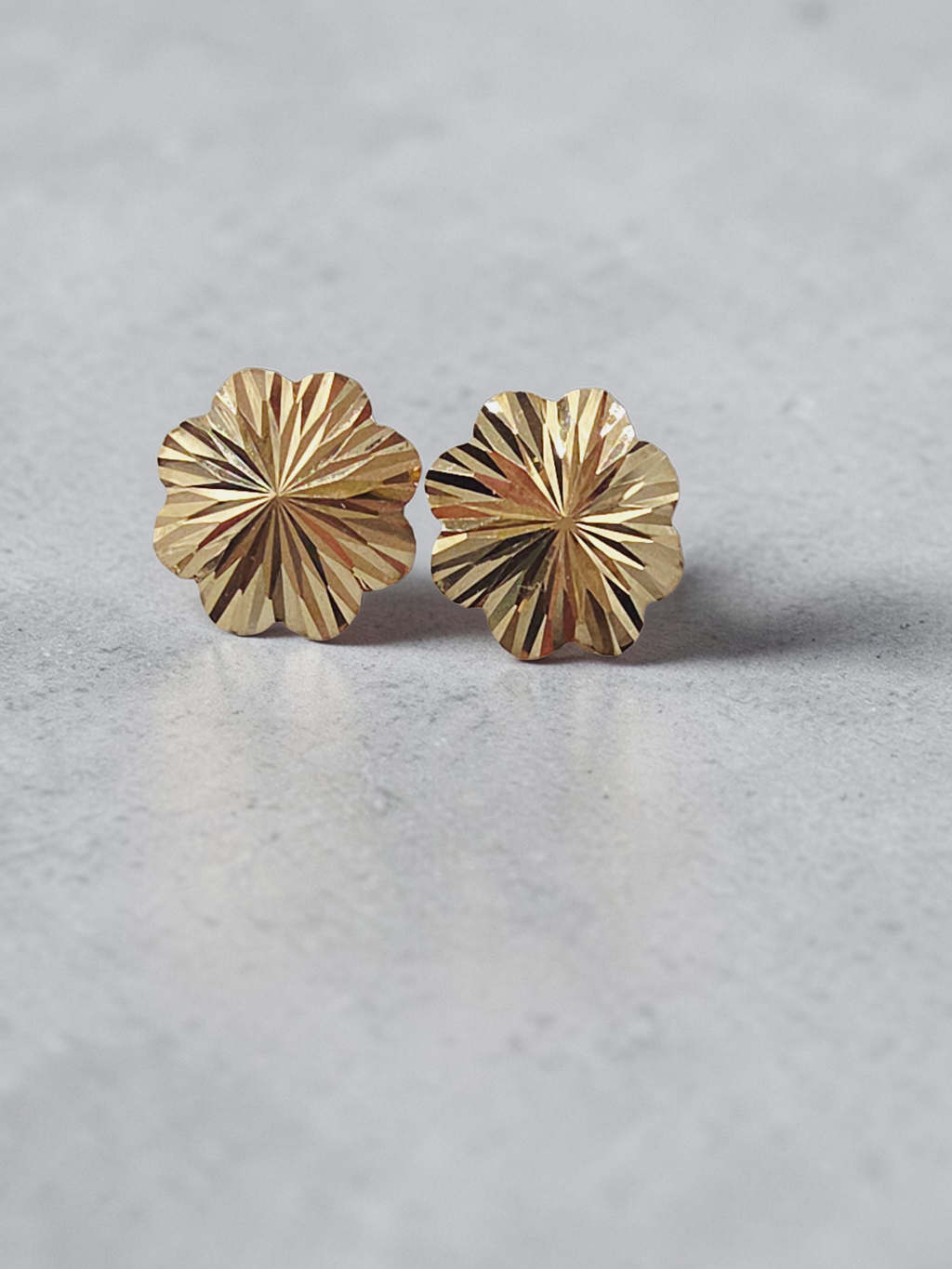 Solid 14K Yellow Gold Diamond-Cut Flower Stud Earrings Starburst