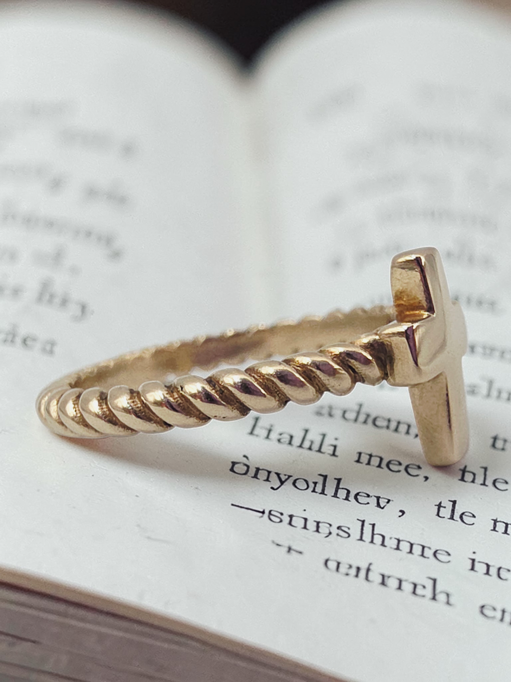 RETIRED James Avery Solid 14K Yellow Gold Cross Ring with Twisted Band – Size 6