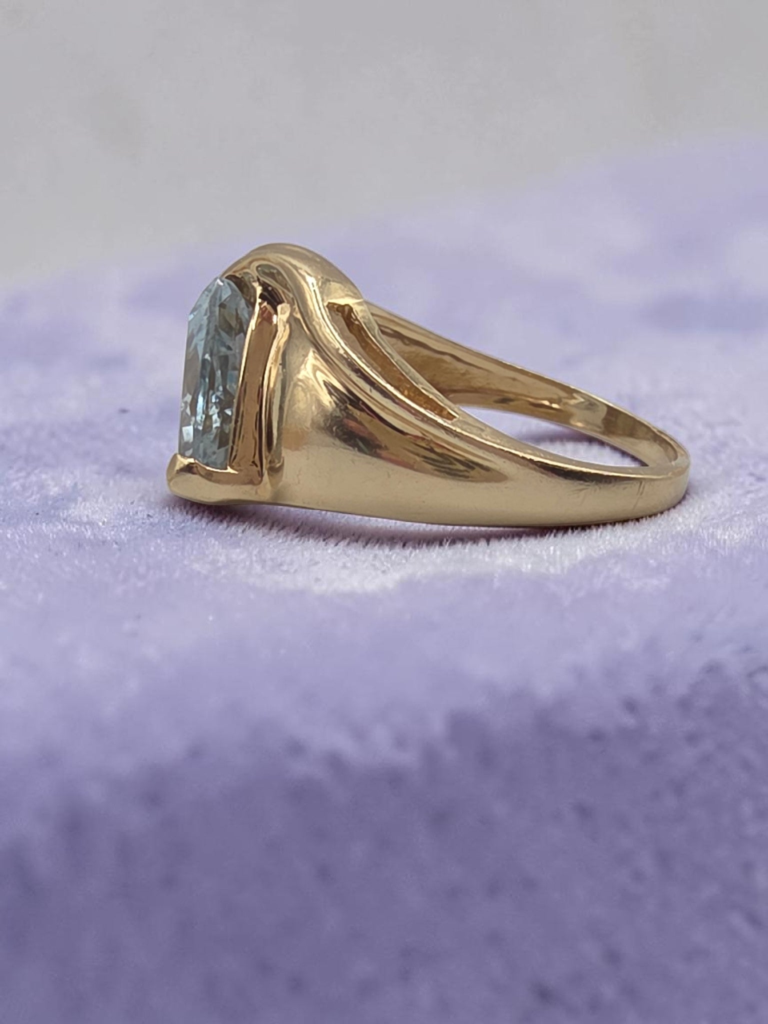 Caspian International Solid 10K Yellow Gold Trillion Cut Aquamarine Ring - Size 7.25