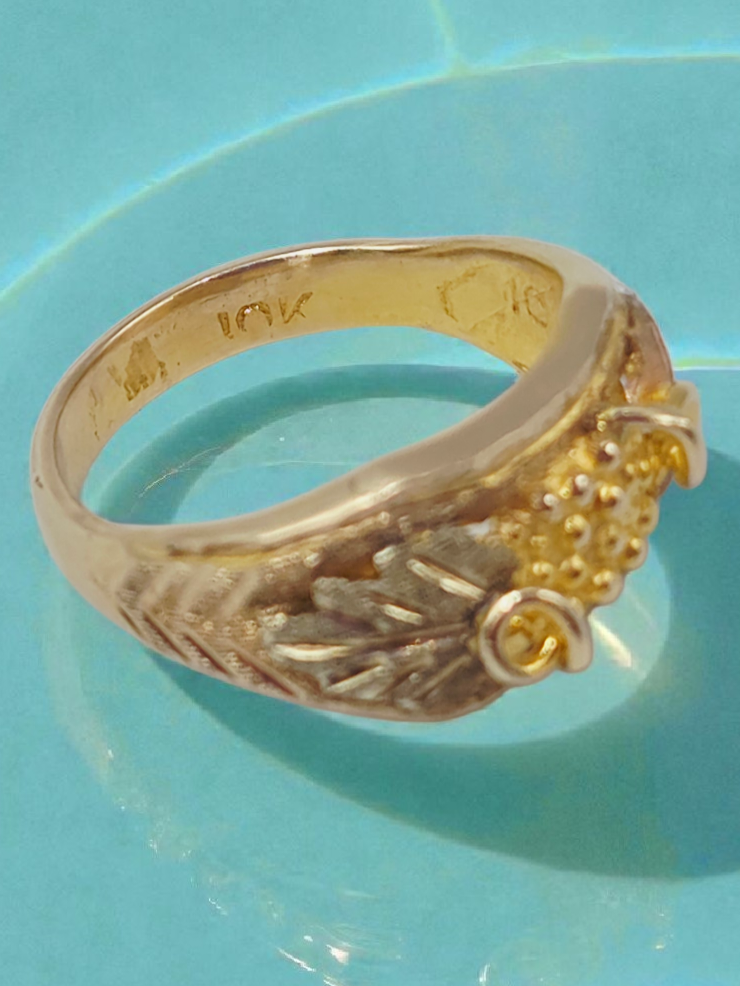 Black Hill Solid 10K Yellow Gold Ring with Tri-Color Grape Leaf Accents Sz 5.25