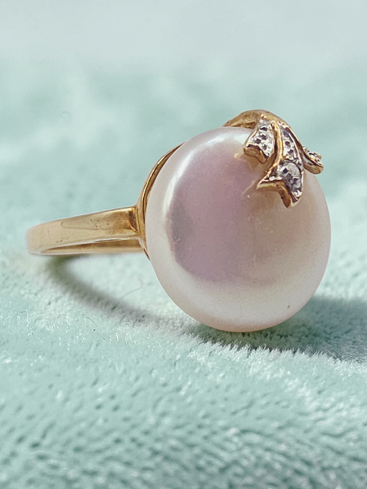 Solid 10K Yellow Gold Ring with Mother of Pearl & Diamond Accents - Size 6.75