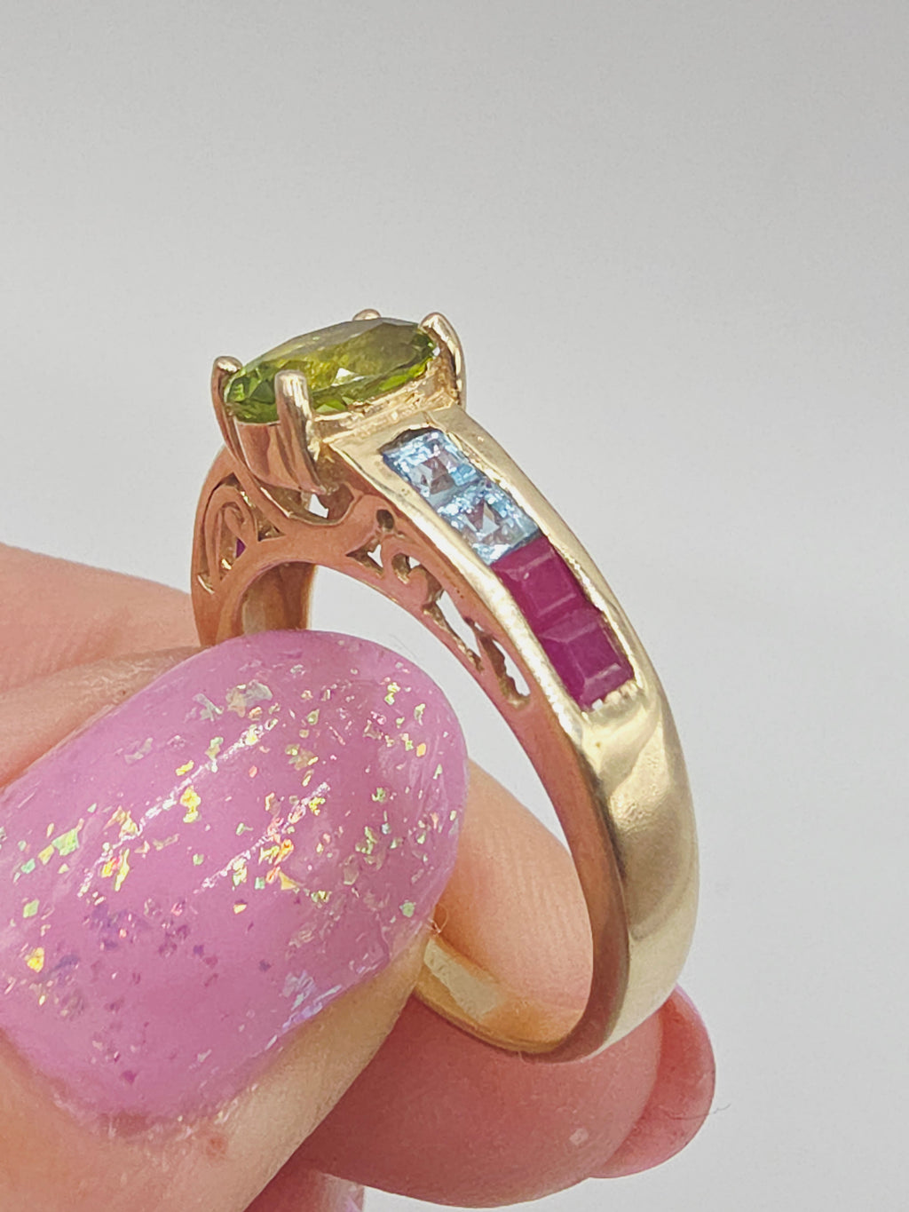 Solid 10K Yellow Gold Ring with Peridot Ruby and Blue Topaz - Sz 6
