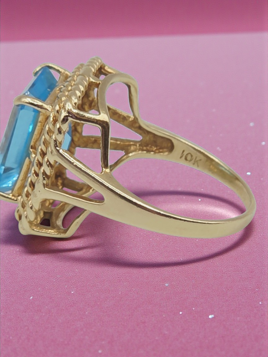 Solid 10K Yellow Gold Ring with Blue Topaz – Size 7
