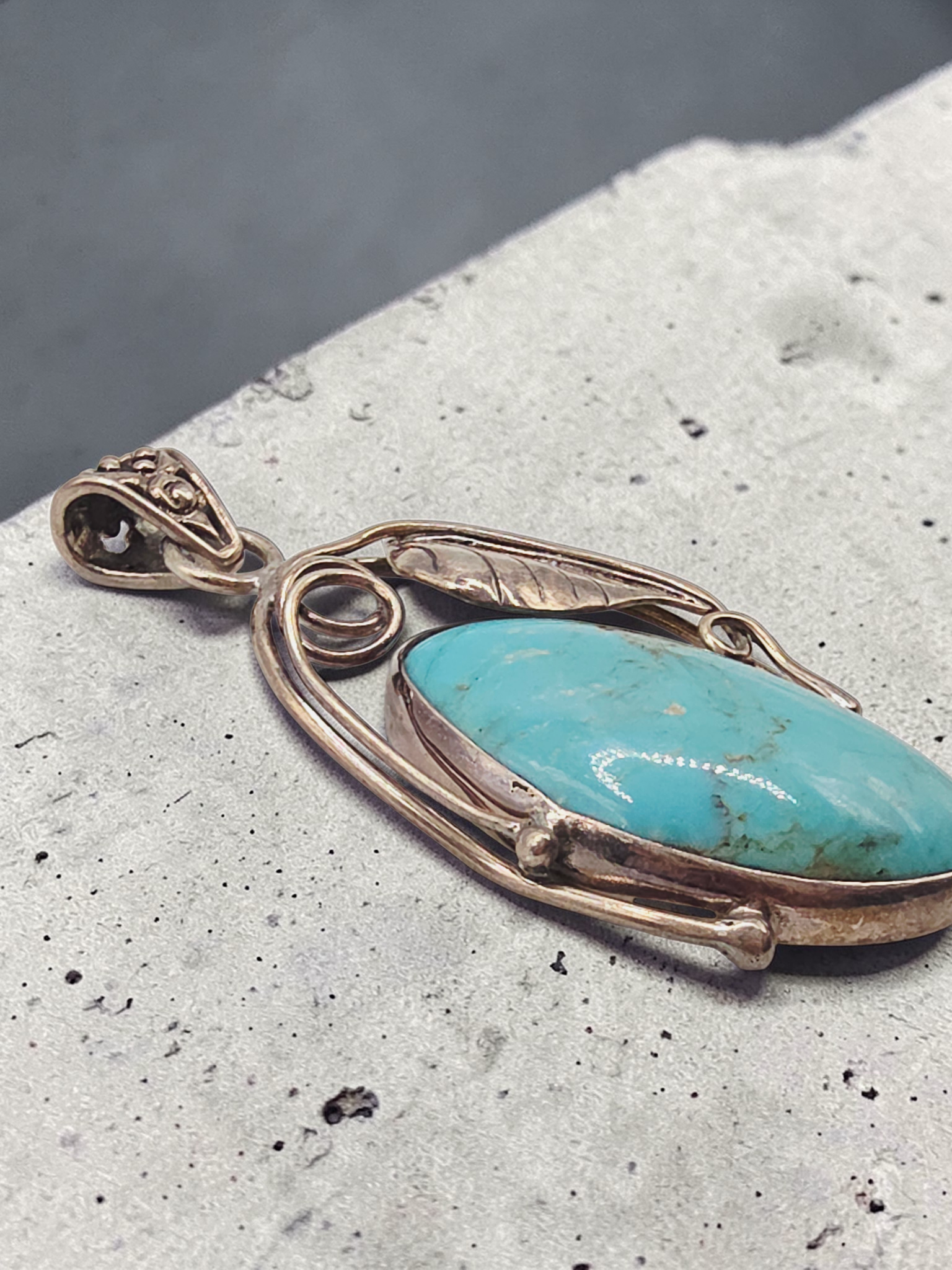 925 Sterling Silver Turquoise Pendant Southwestern Style Leaf Frame