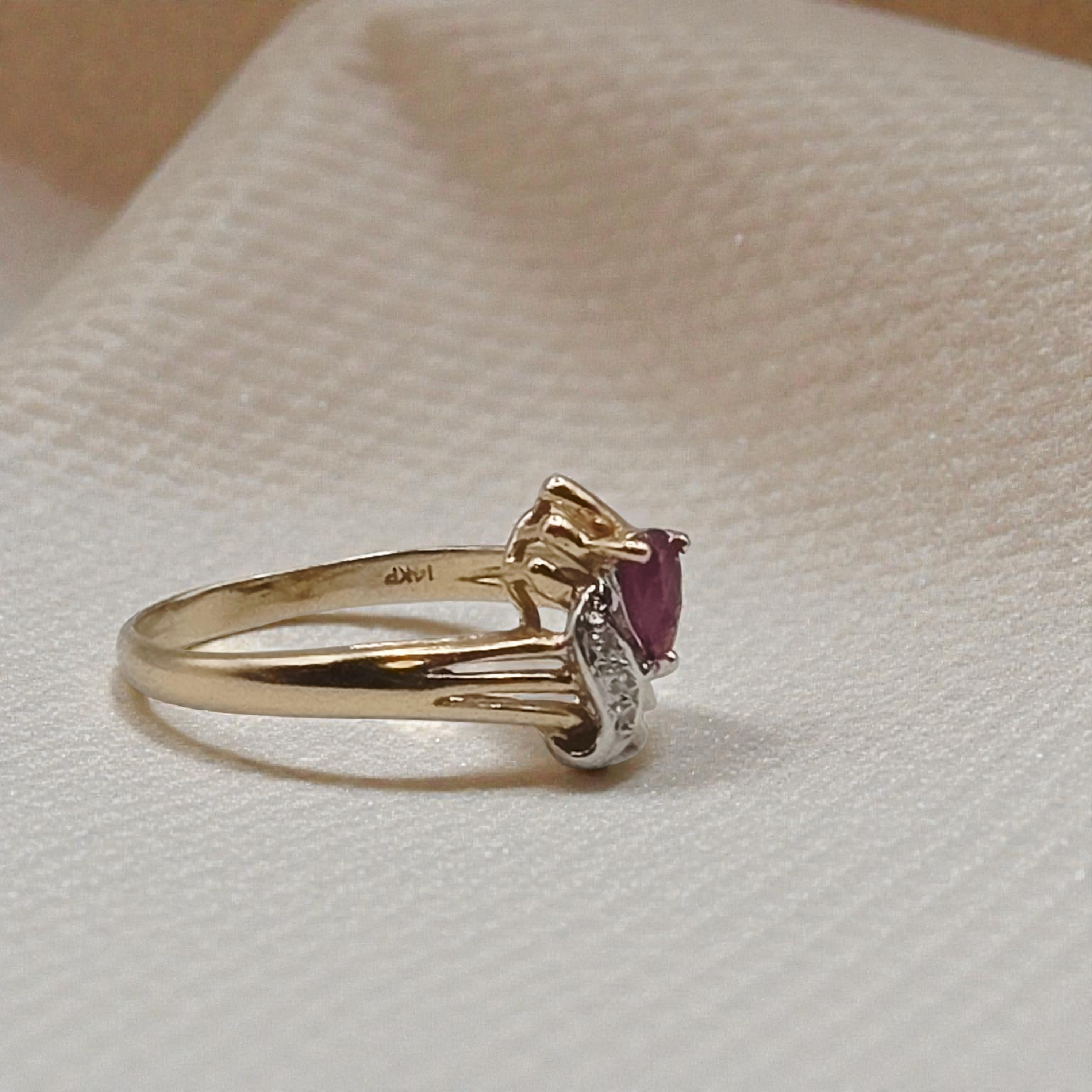 Town & Country Solid 14K Yellow Gold Ring with Ruby and Diamonds – Size 7.25
