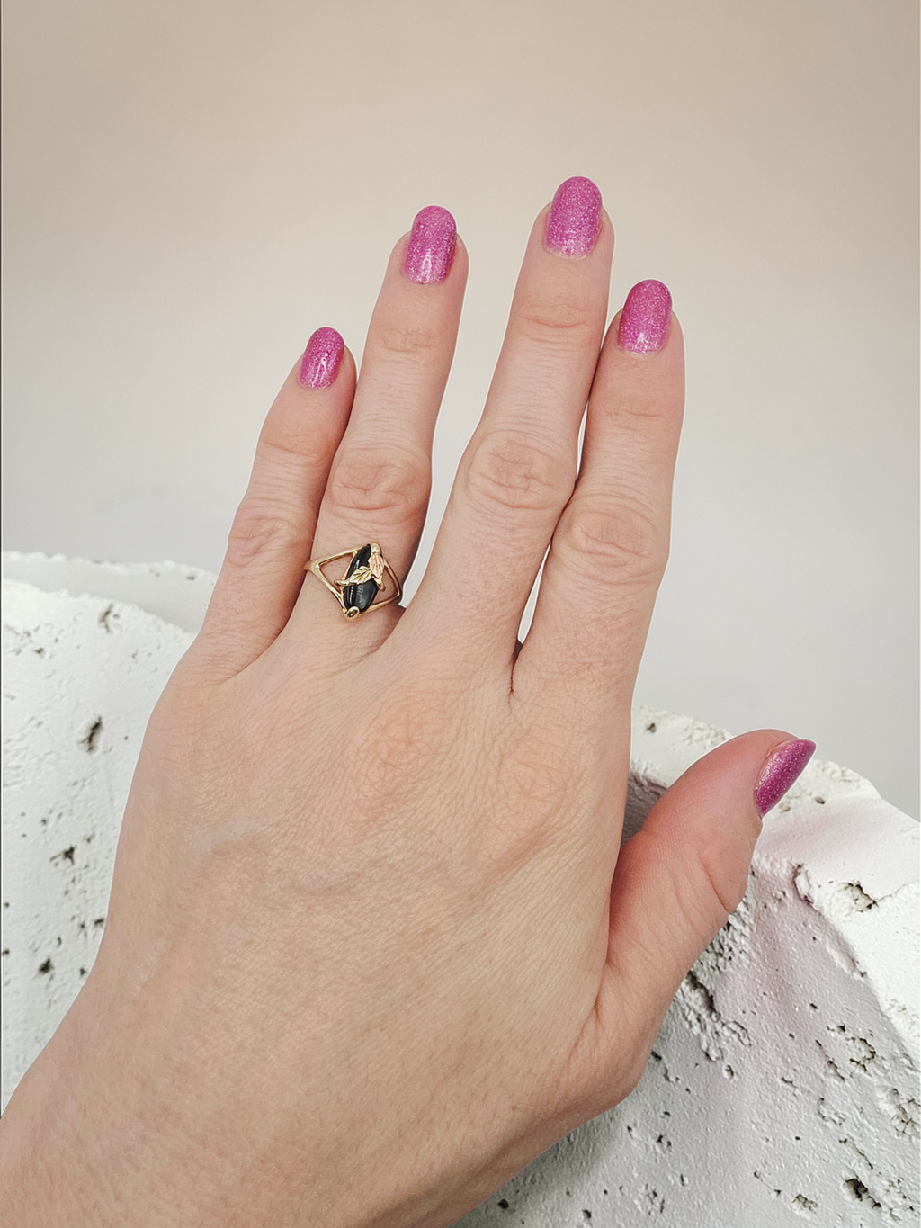 Black Hills Gold Solid 10K Ring with Black Onyx & 12K Leaf Accents – Size 6.25