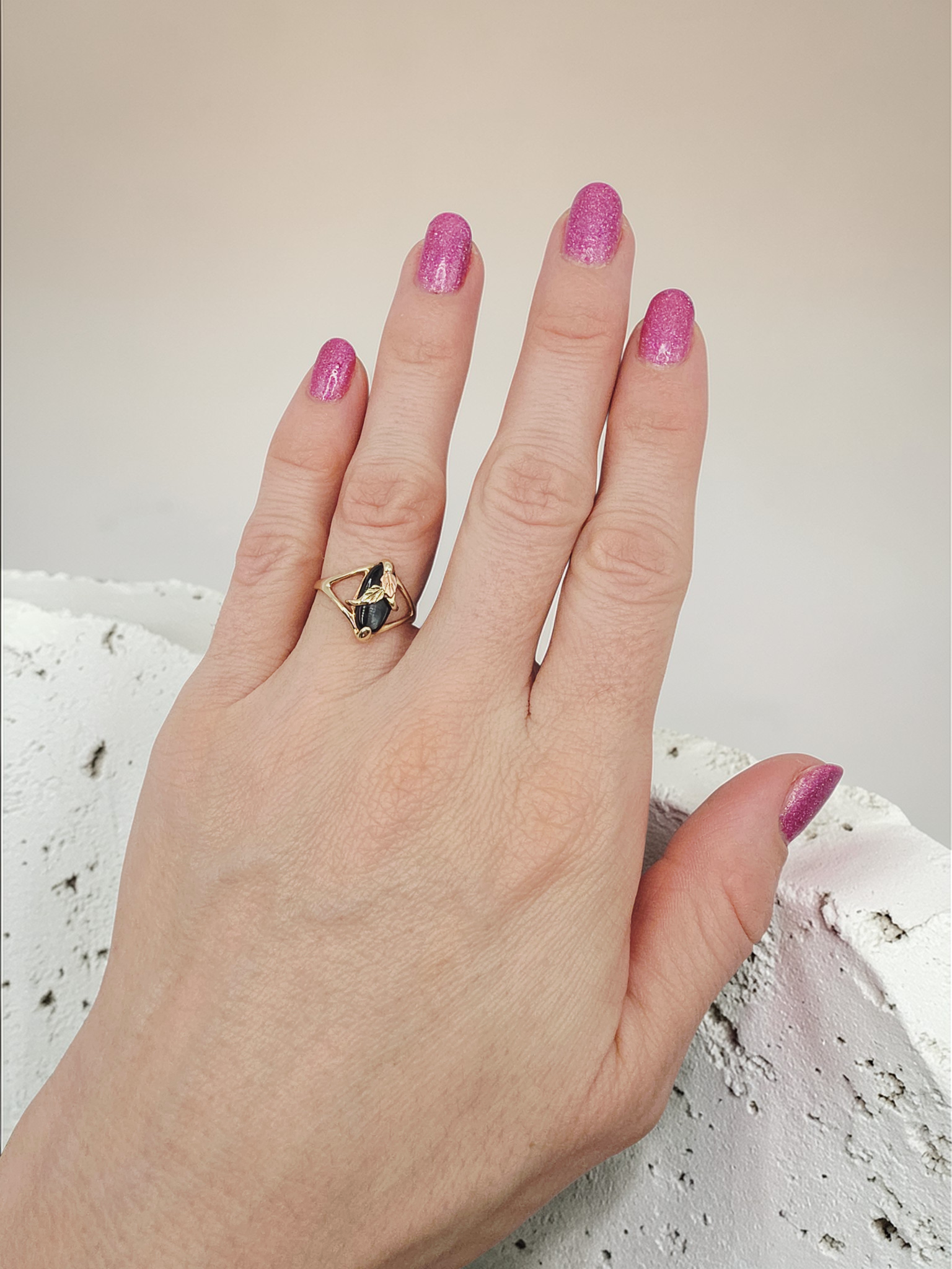 Black Hills Gold Solid 10K Ring with Black Onyx & 12K Leaf Accents – Size 6.25