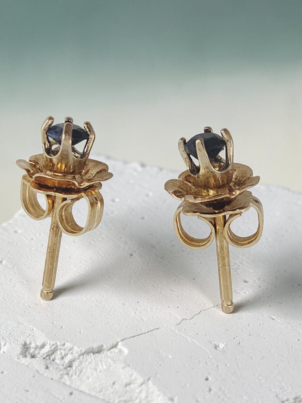 Vintage Solid 14K Yellow Gold Blue Spinel Floral Stud Earrings
