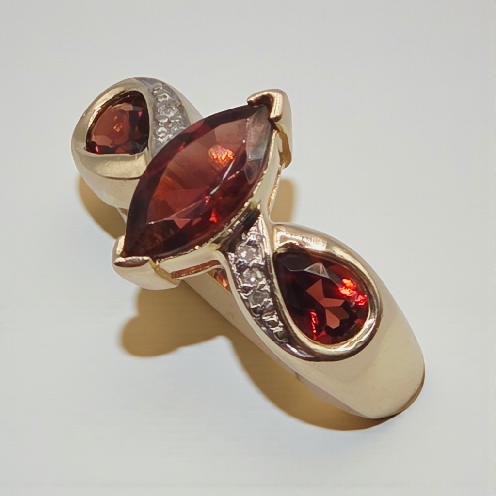 Solid 10K Gold Ring with Marquise-Cut Garnet and Diamond Accents – Size 6.75