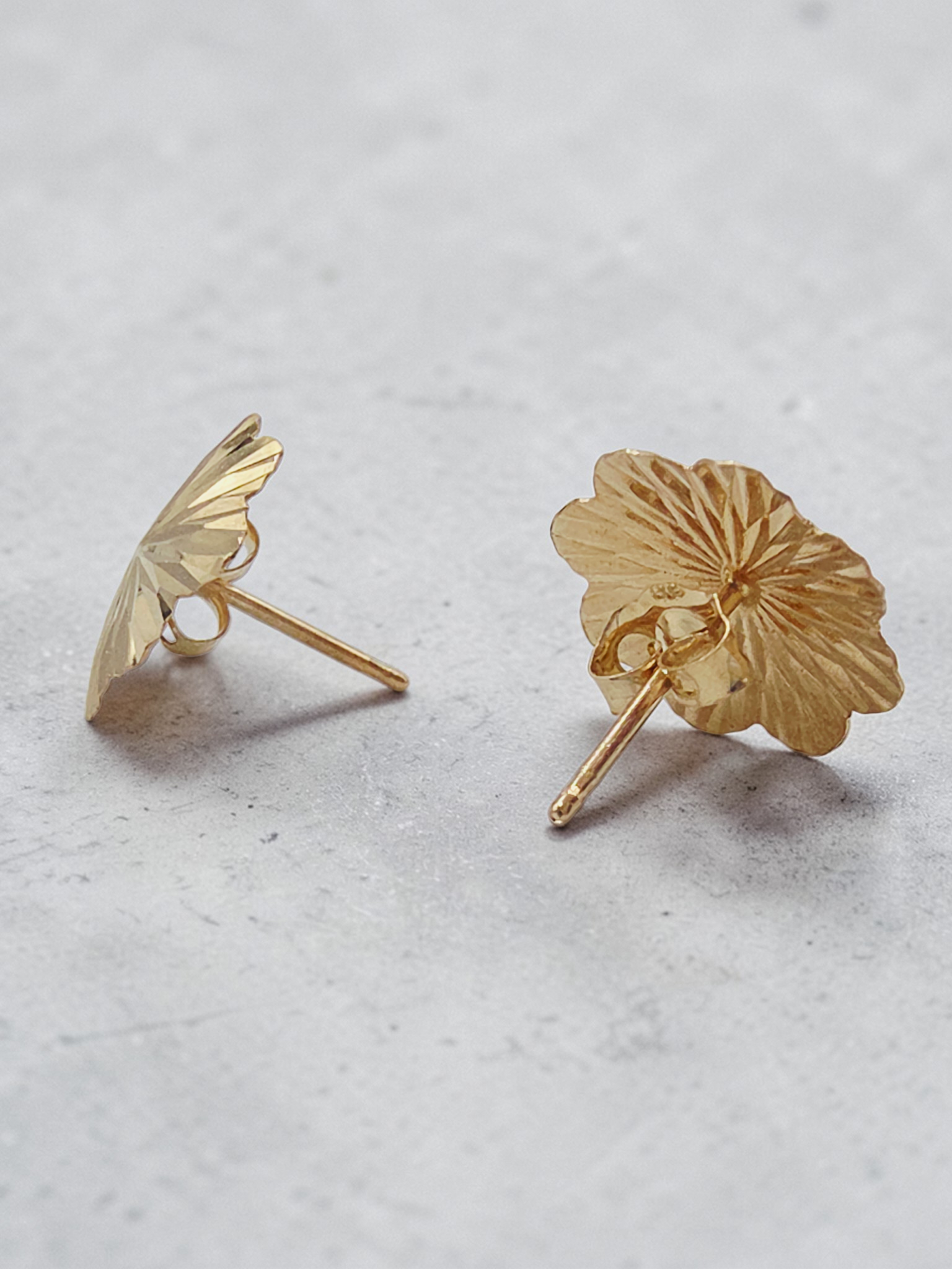 Solid 14K Yellow Gold Diamond-Cut Flower Stud Earrings Starburst